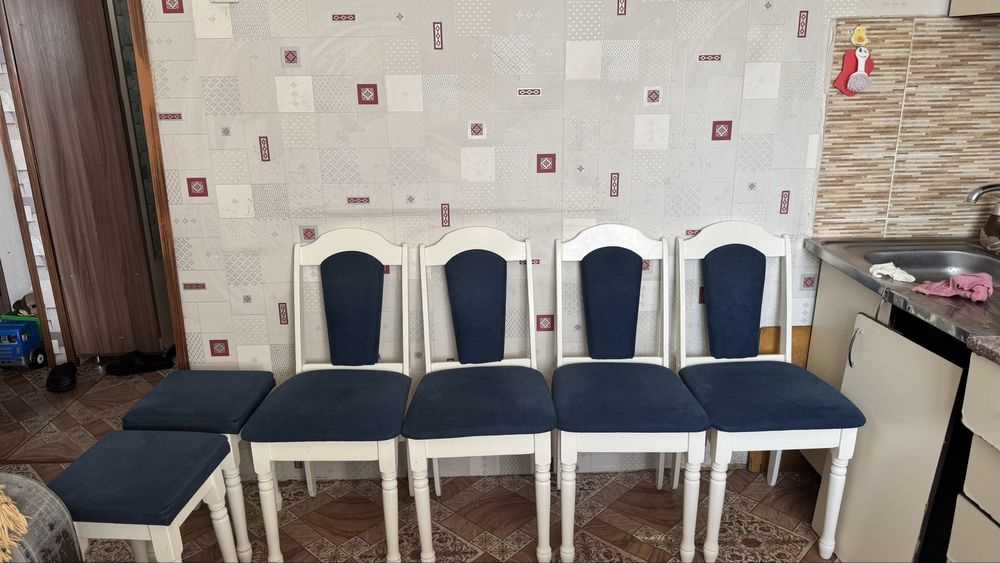 Продаю стол с стульями и табуретками