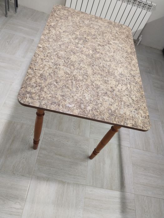 Кухонный стол в хорошем состоянии