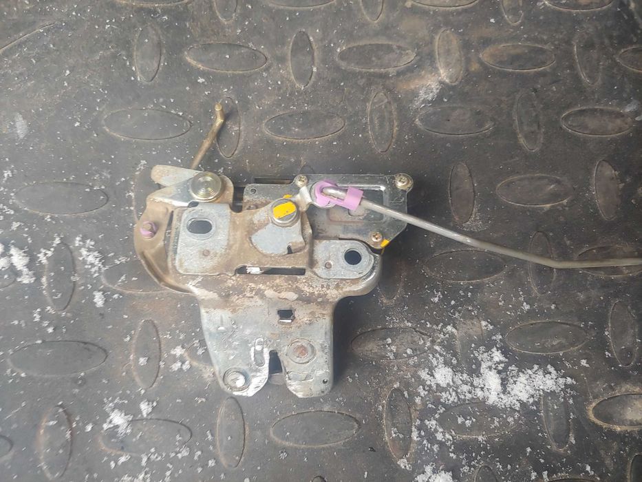 Продам замок для багажника на Camry 30/35