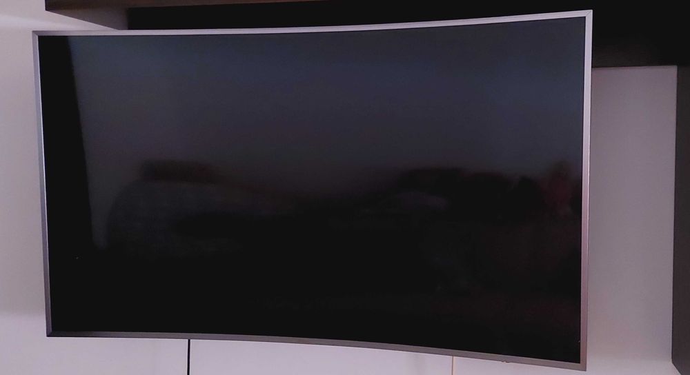 Televizor Samsung curbat si Samsung Soundbar