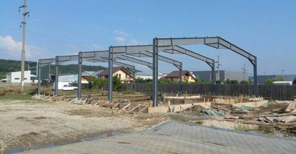 Vand hala din metal 20x10 la 8700 de euro se poate si inveli 
Si avem