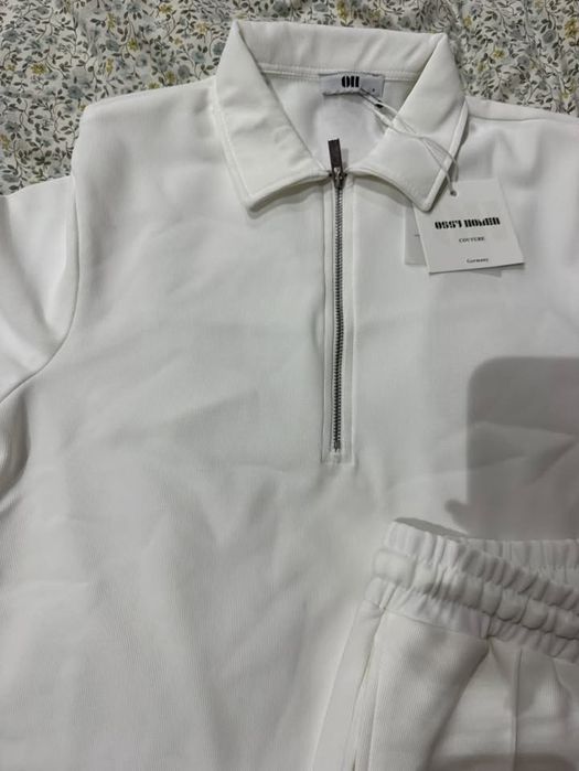 Бял спортен екип