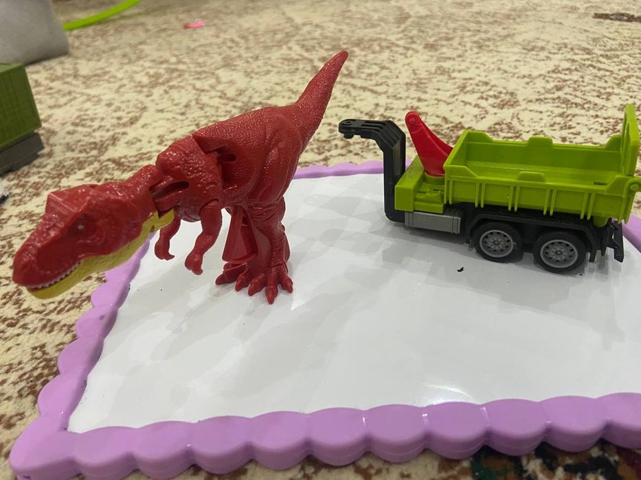 Продам игрушки , самолёт - трансформер