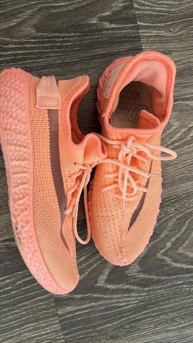 Кроссовки женские