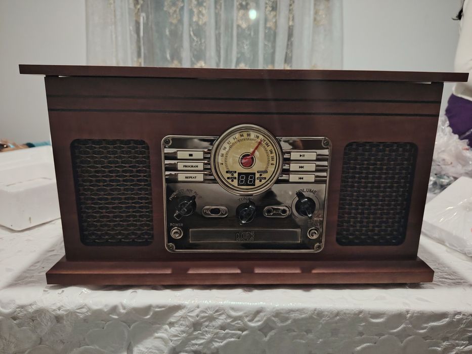 Include un pick-up cu 3 viteze, conectivitate Bluetooth, un CD player,