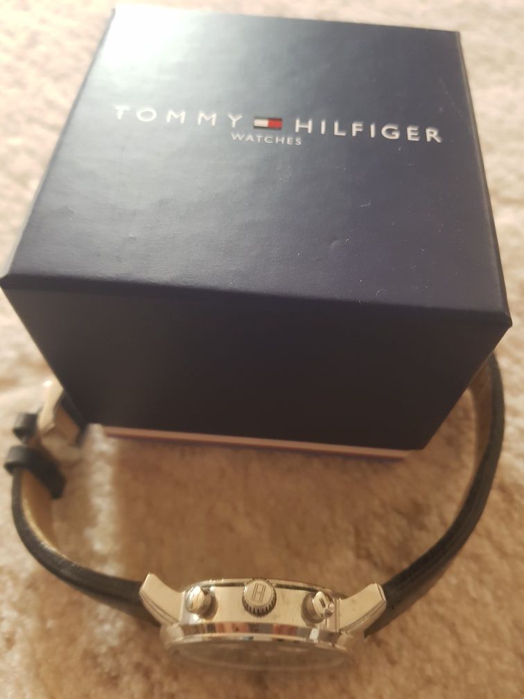 Часовник Tommy Hilfiger