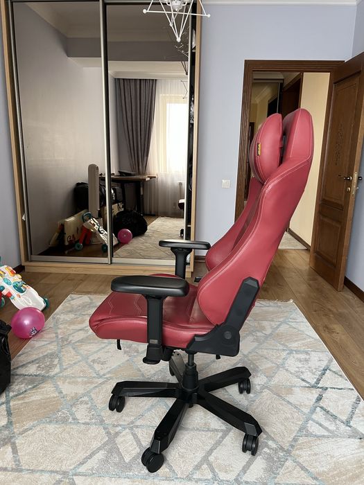 Компьютерный стол и кресло