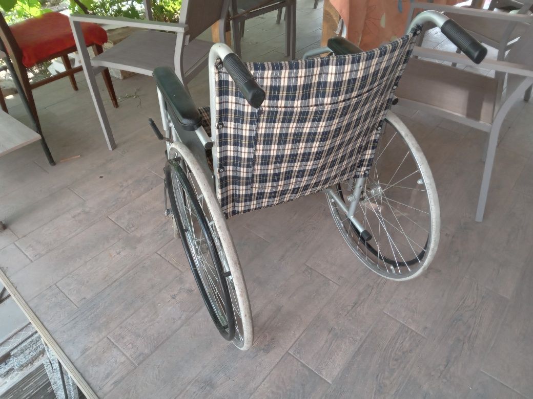 Cărucior invalizi pliabil