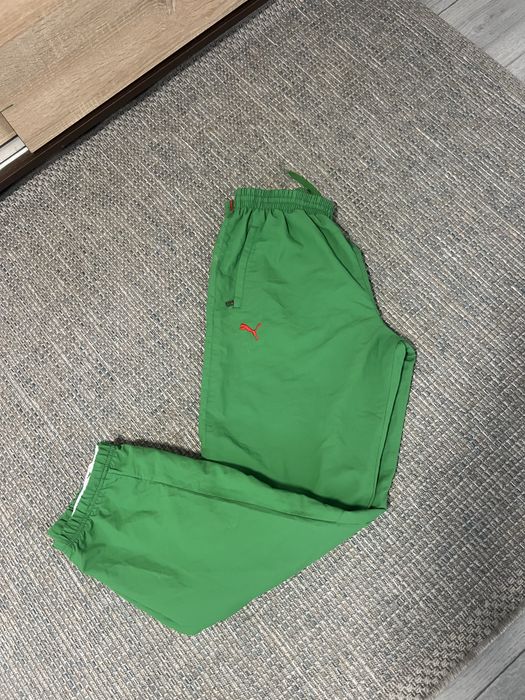 Vând pantaloni de trening .