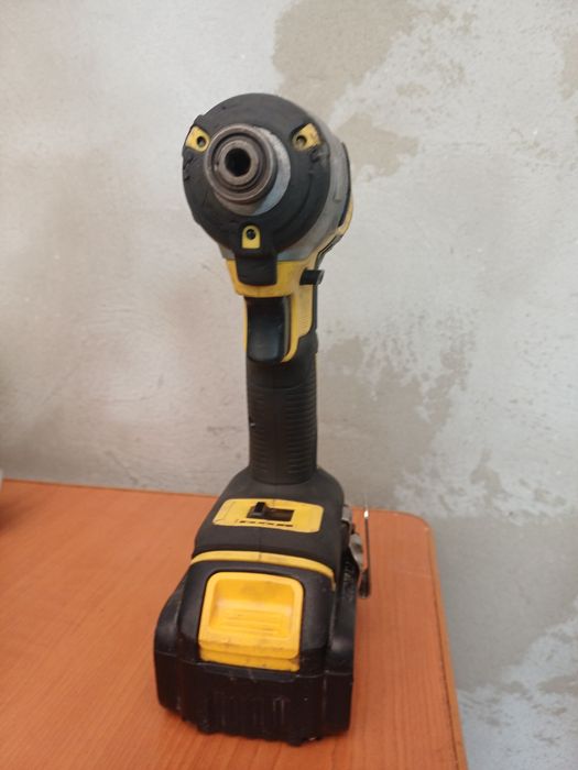 Dewalt DCF887 in stare foarte buna