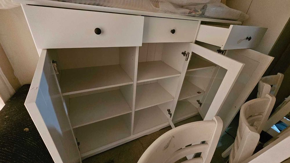 Продавам бял скрин/шкаф с витрина и чекмеджета – като нов