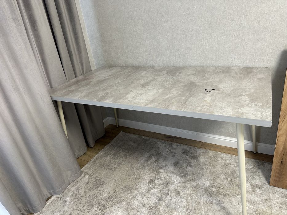 Стол в отличном состояний