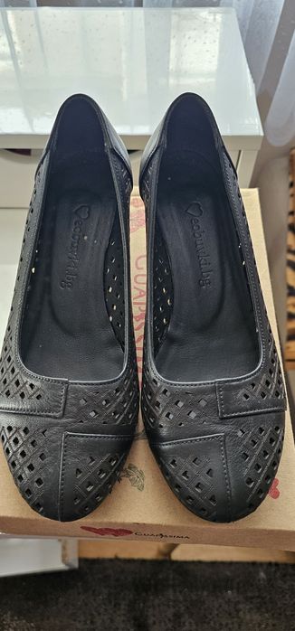 Продавам затворени пролетни обувки