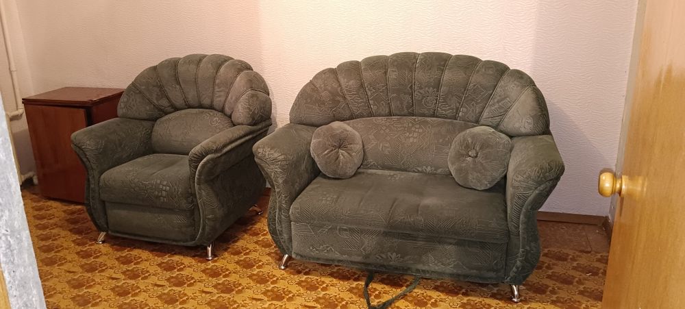 Продам маленький диванчик и кресло