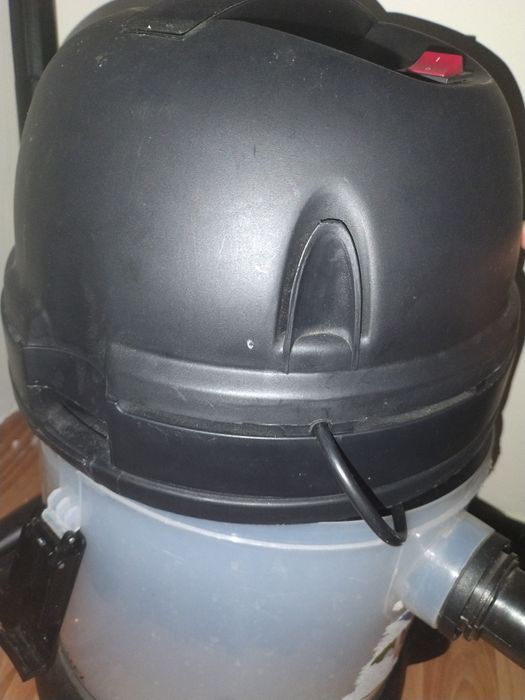 Моющий пелесос жасап тұрған