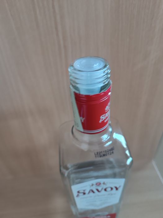 Продавам стъклени бутилки .