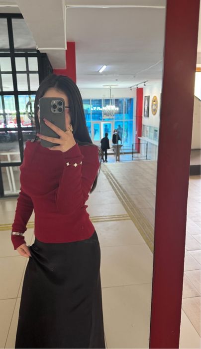 кофта с открытым плечом