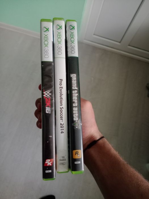 Vând Xbox 360 cu 250 GB