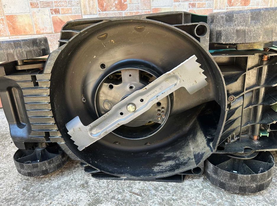 BOSCH Universal Rotak 36-590 - Безчеткова акумулаторна косачка 36V