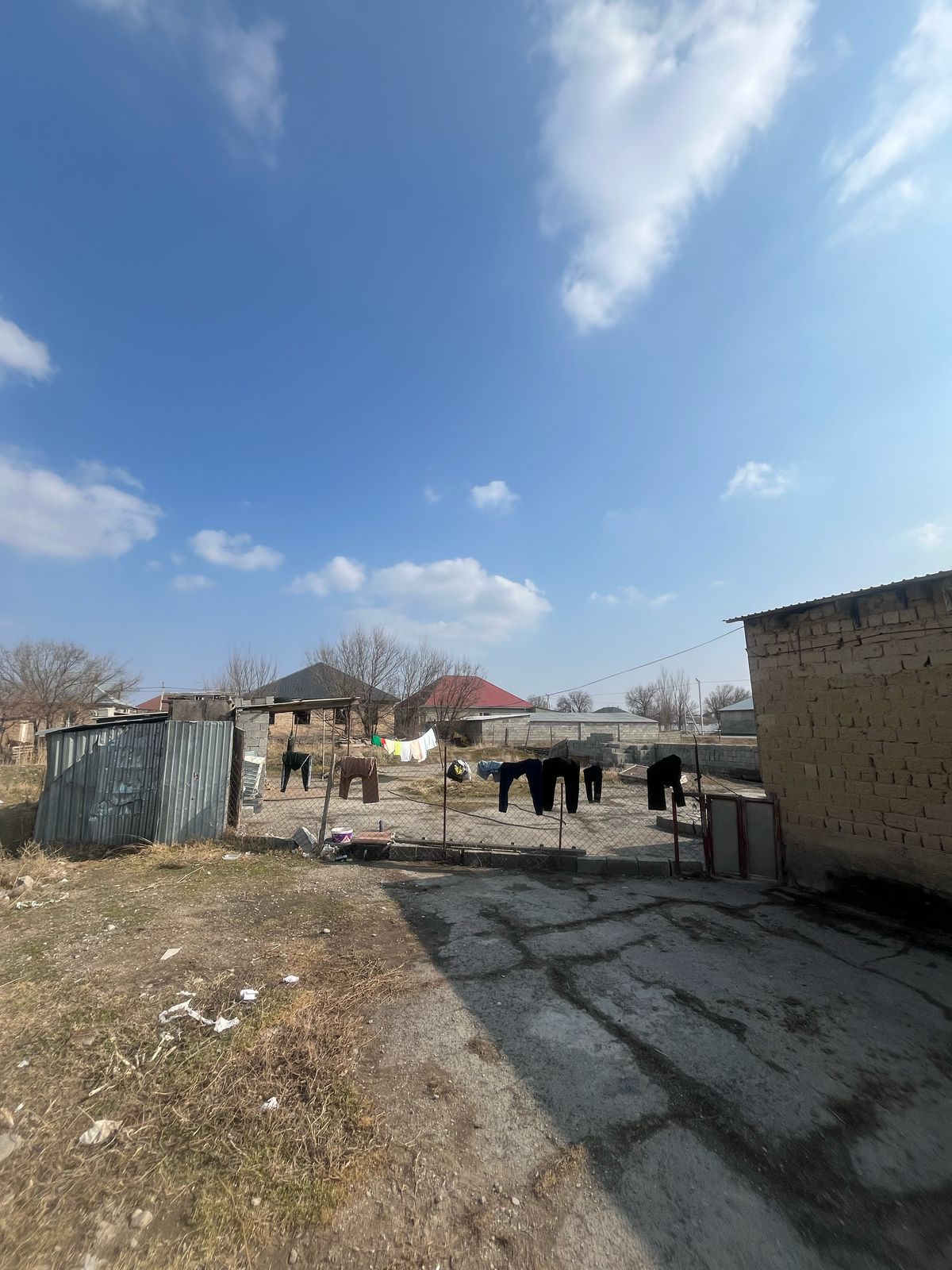 Үй сатылады. Продаётся дом.