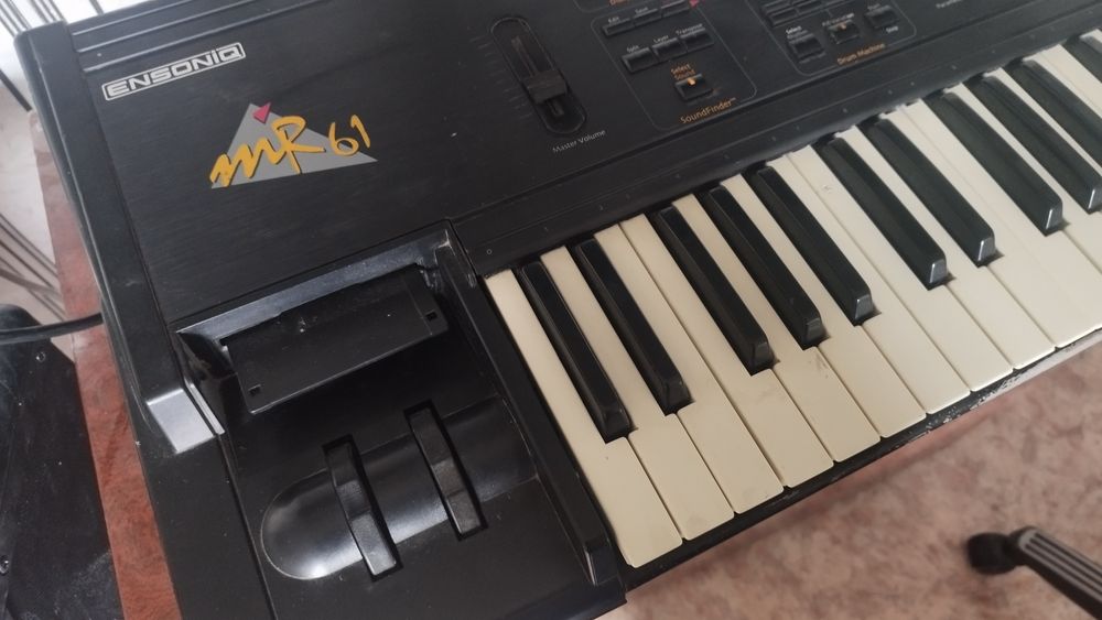 Профессиональный синтезатор ensoniq mr61