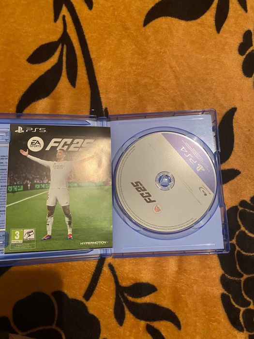 Vand playstation 4 pro de 1TB cu 2 console + GTA 5 si FIFA 25