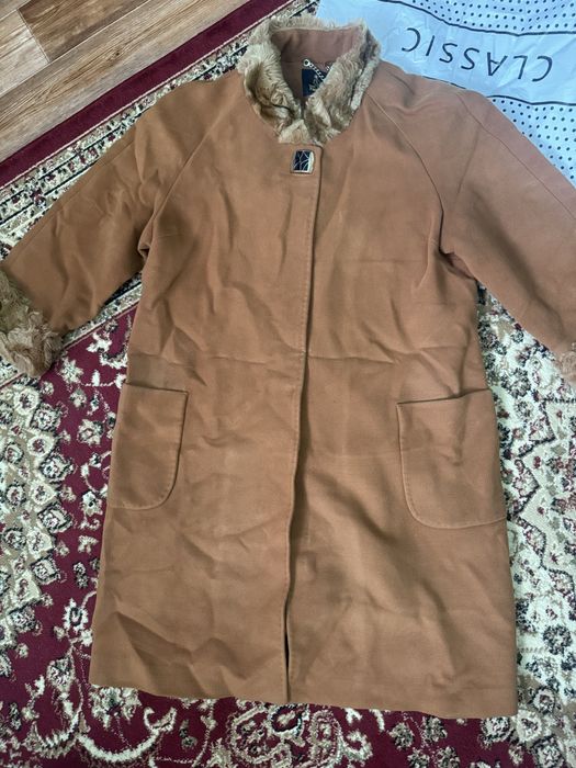 Пальто коричневого цвета