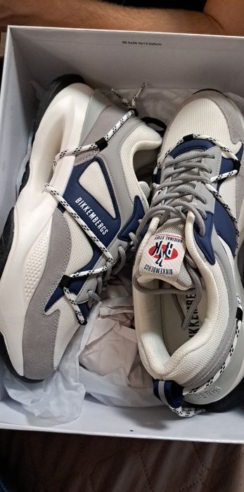 Чисто нови маратонки