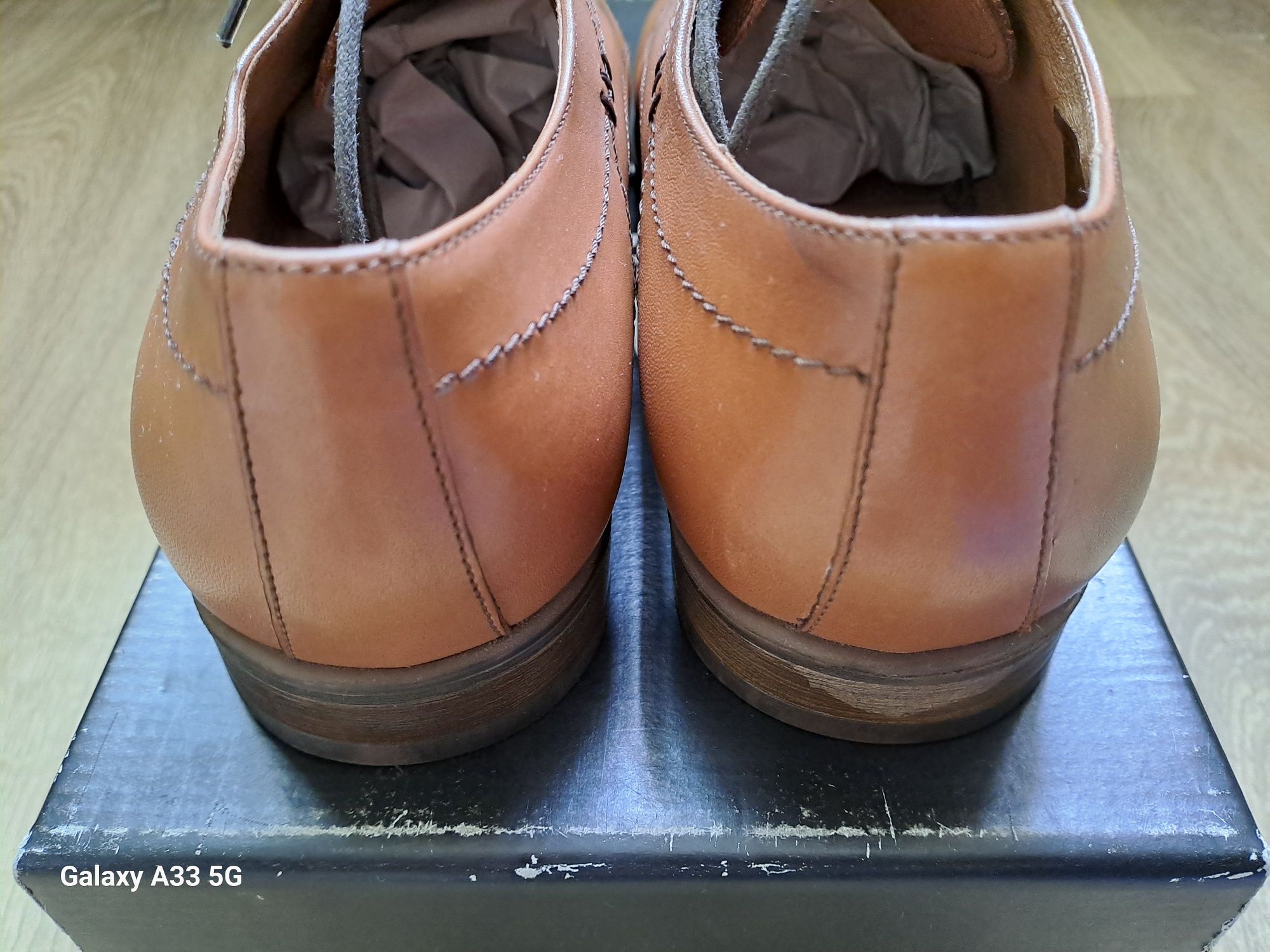 Vand pantofi noi din piele naturală pentru bărbați brand Anna Cori.
Ma