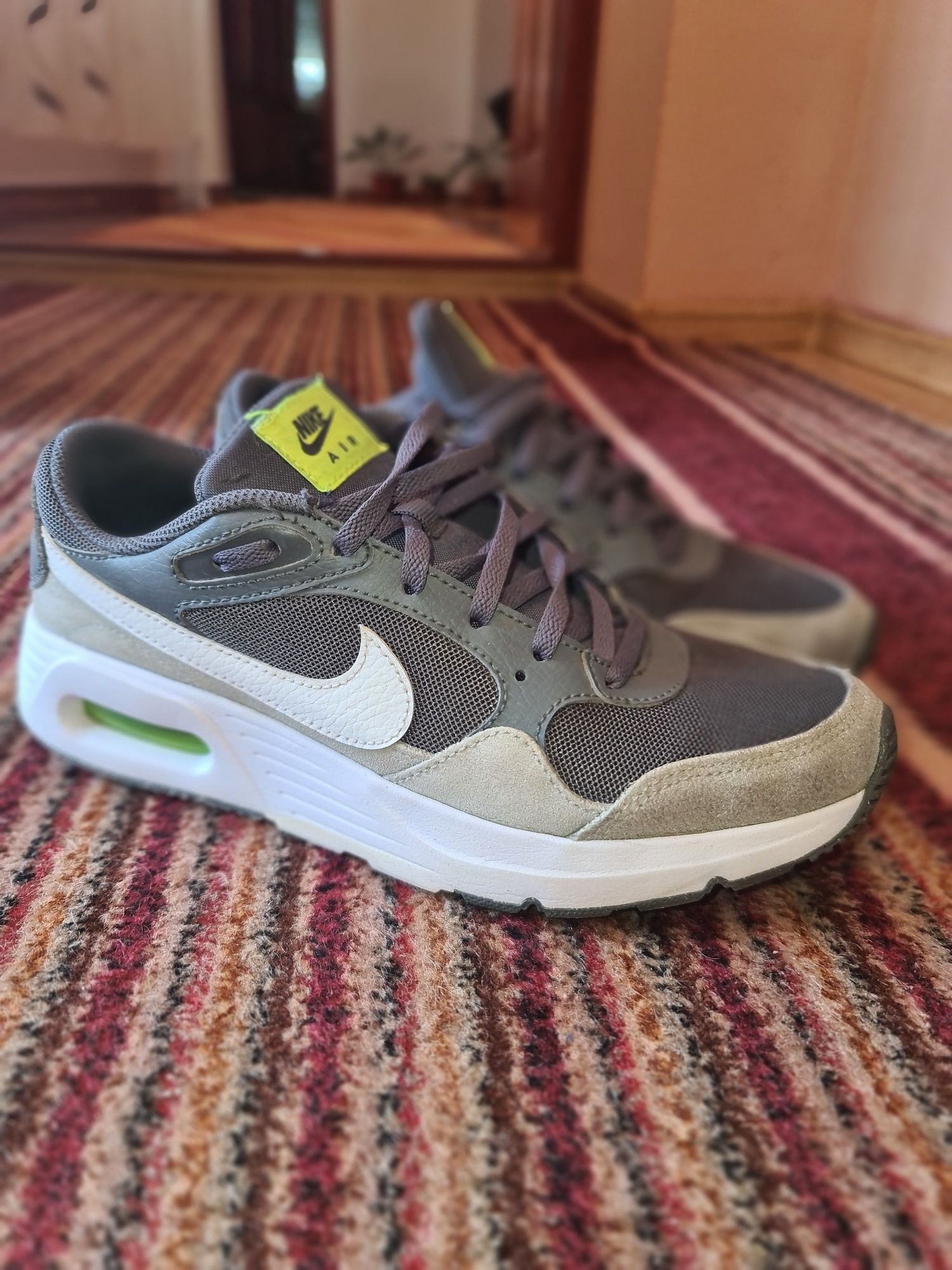 Vând adidași nike air max