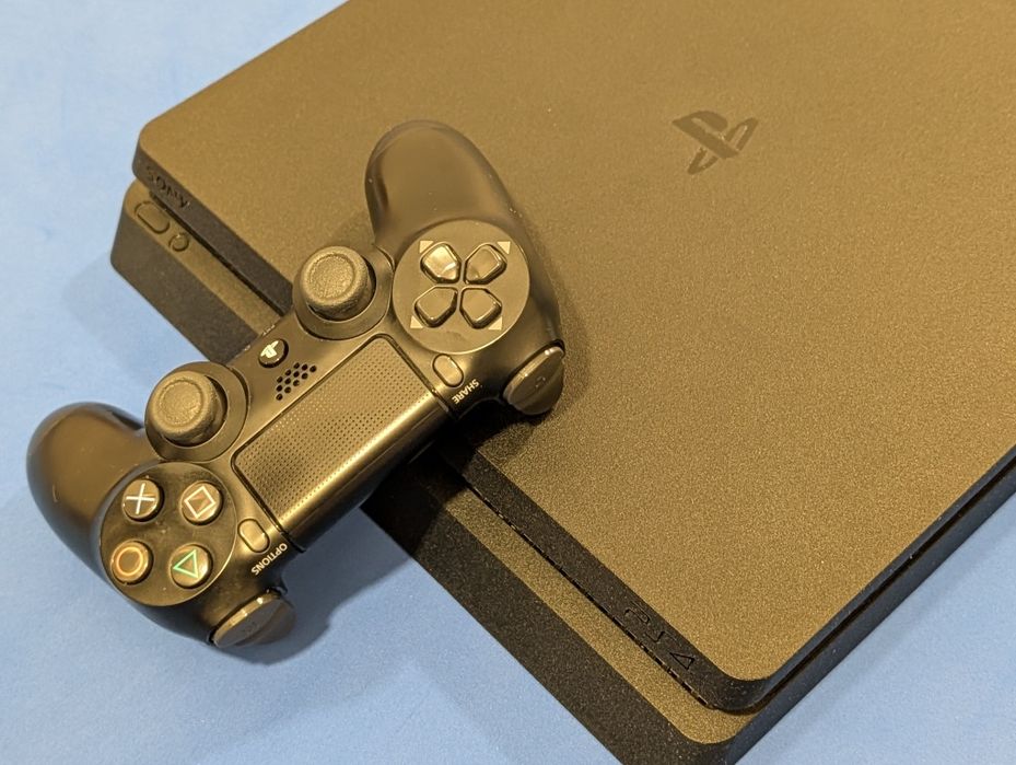 Consola PS4 ediție Fortnite (fara cod) + joc Assassin's Creed