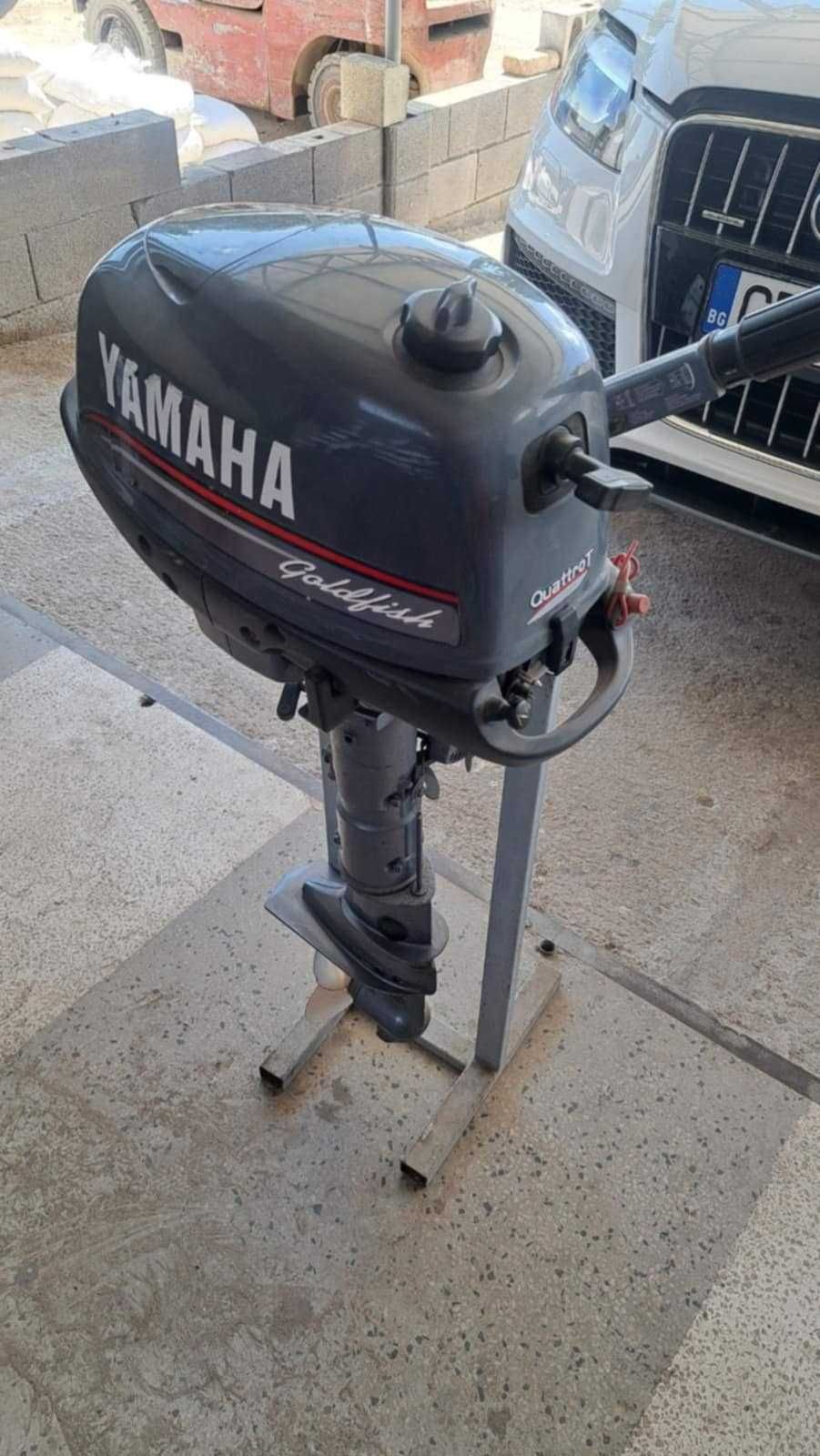 Продавам лодка в отлично състояние, с включен двигател.