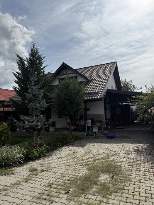 Casa individuala cartierul Unirii cu drum asfaltat pana la poara