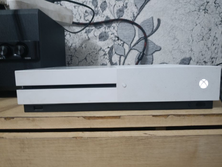 Продаю Xbox one s в белом цвете на 1 тб
