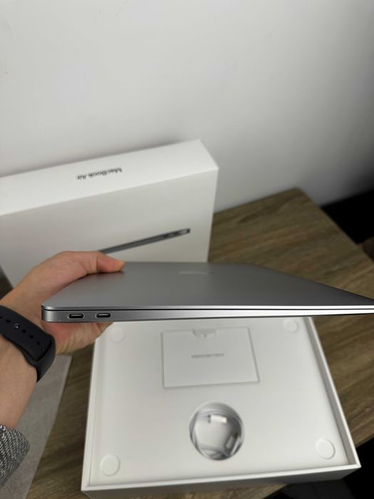 MacBook Air 13" M1 (2020) - Space Grey, 8GB RAM, 256GB SSD