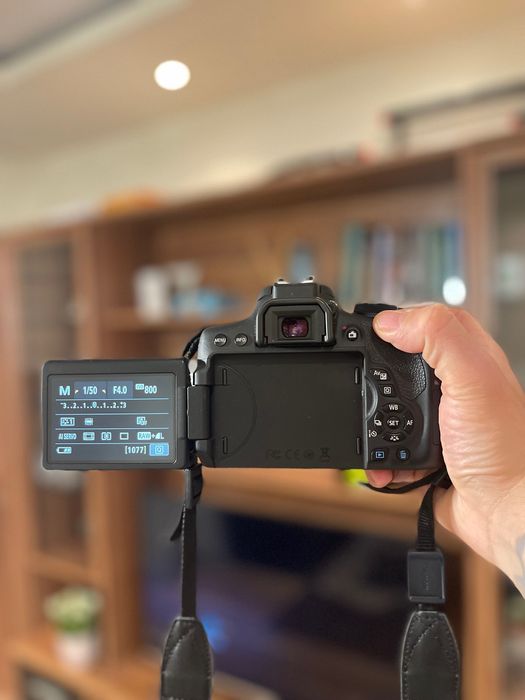 Продавам Canon EOS 750D + обектив Canon EF-S 18-55