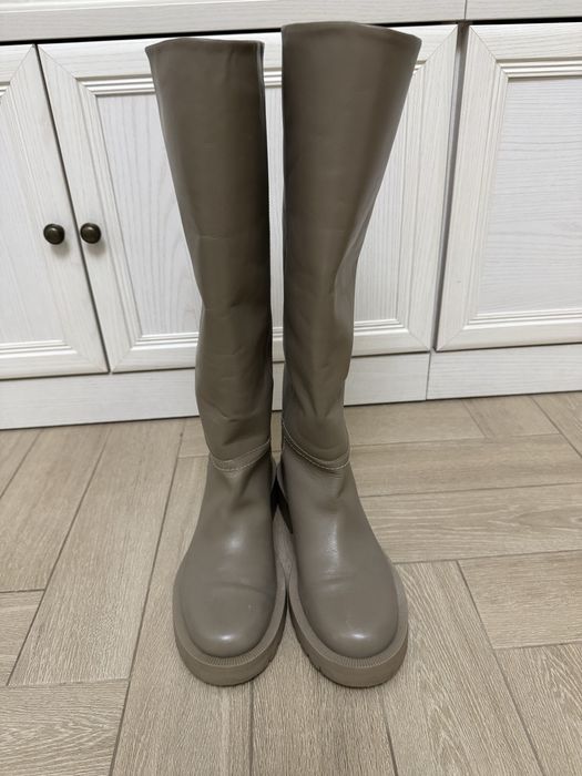 Кожаные женские сапоги Zara