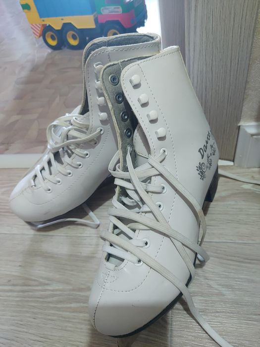 Продам фигурные коньки