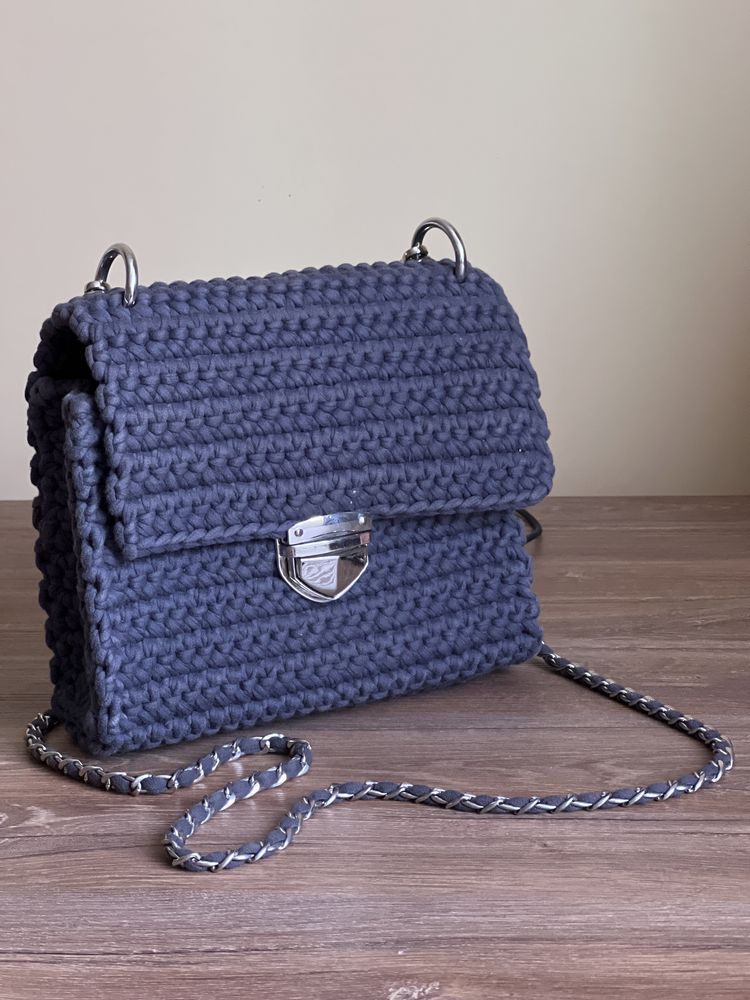 Синяя вязанная сумка