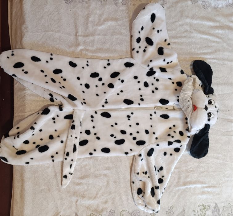 Продавам детски костюми