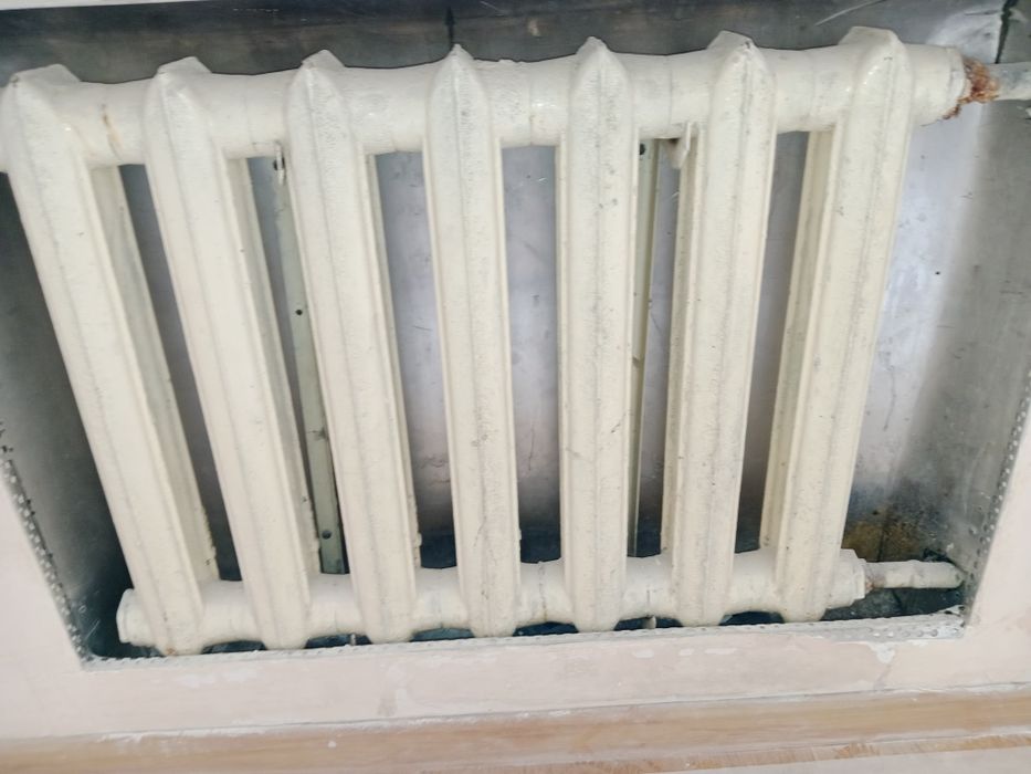 Продам батарею отопительную б/у чугунную  7 секций