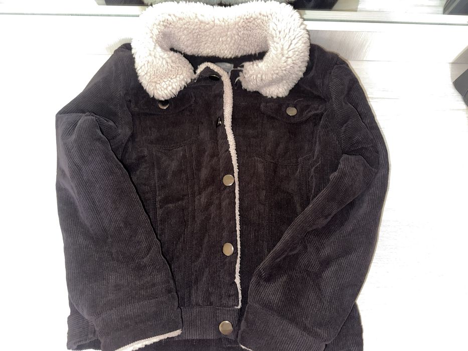 Продается осенняя куртка на мальчика 7-8 лет.