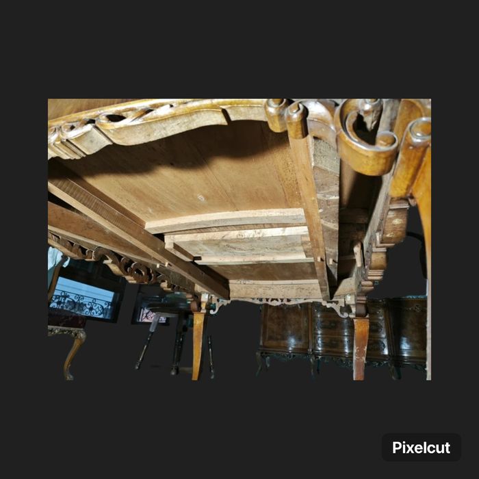 Голяма дървена маса с дърворезба и уникален фурнир