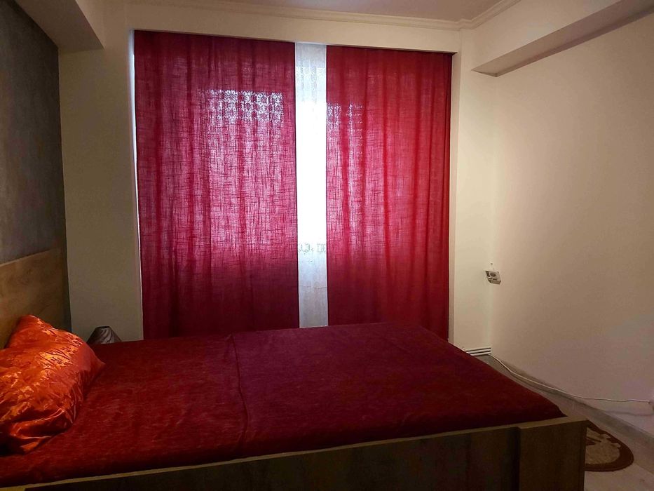 Inchiriez apartament 3 camere, decomandat, ultracentral, Pitesti
