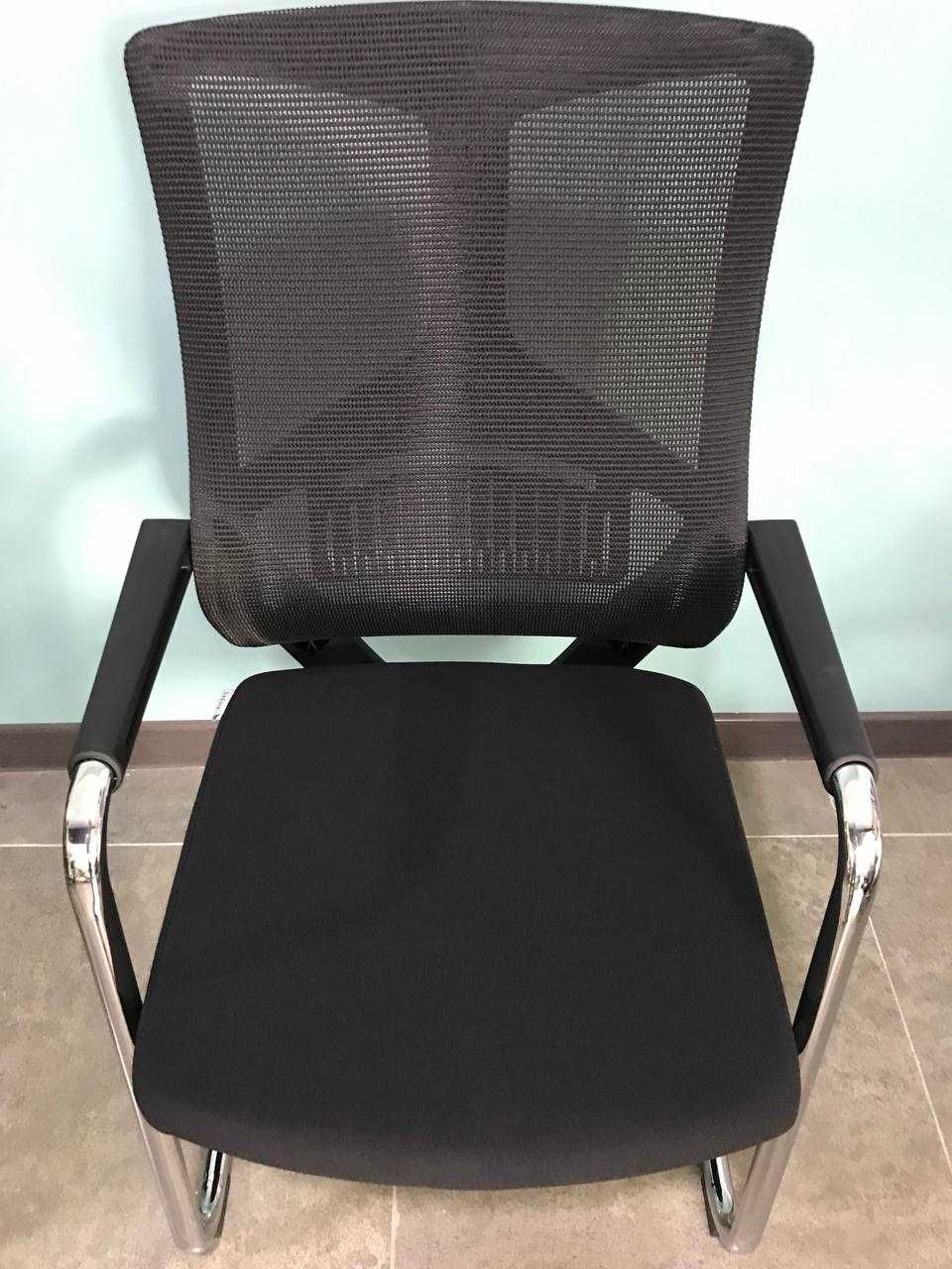 Кресло для посетителей из сетчатой ткани. удобное эргономичное