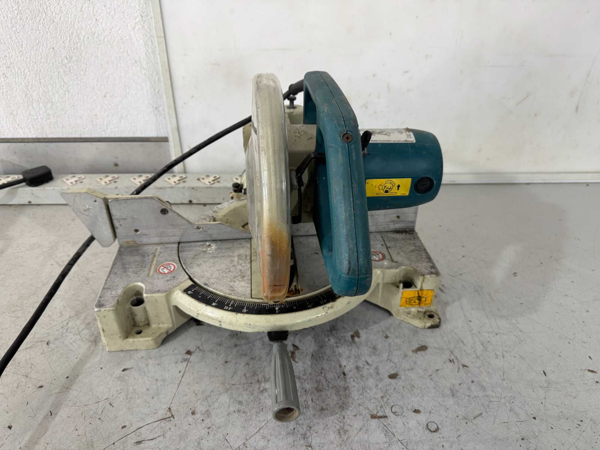 Циркуляр пендула - Makita 110 V / 1650 W / 255 mm