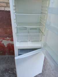Холодильник в отличном идеальном состоянии с гарантией!!