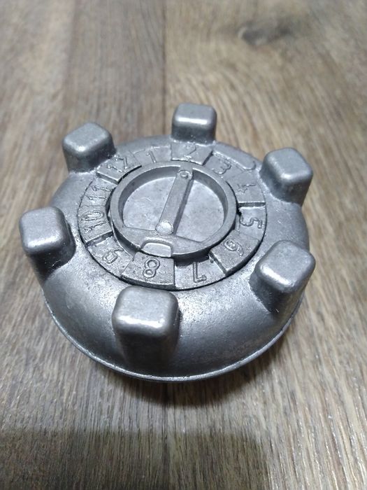 Крышка бензобака с кодом.