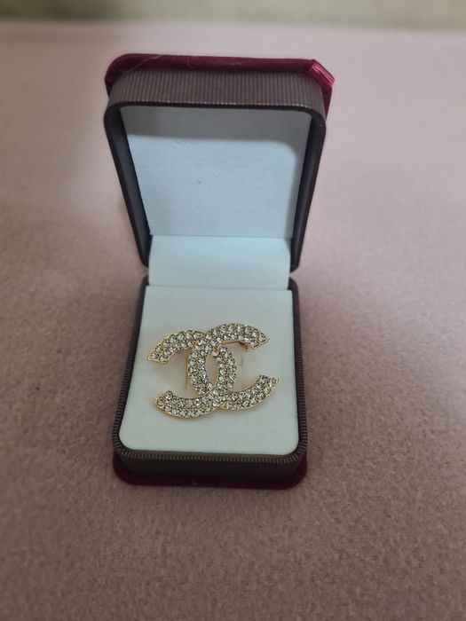 Brosa dama pe auriu sau argintiu