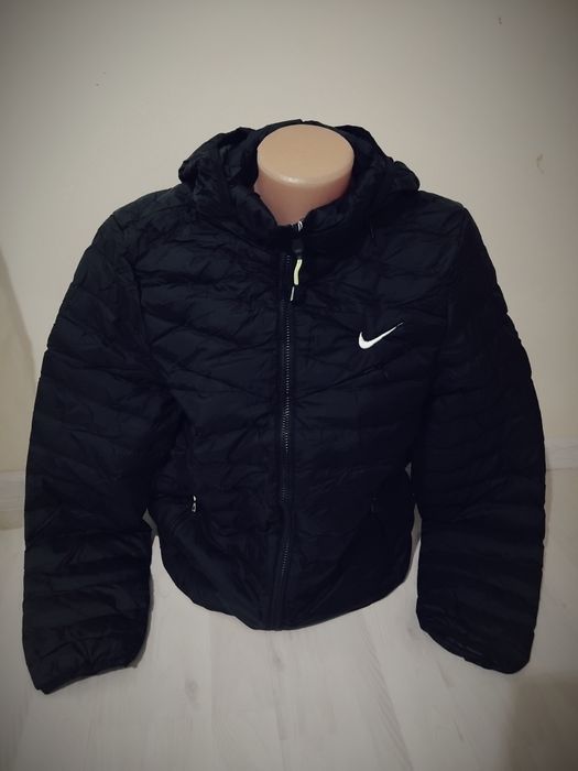 Geaca dama Nike.